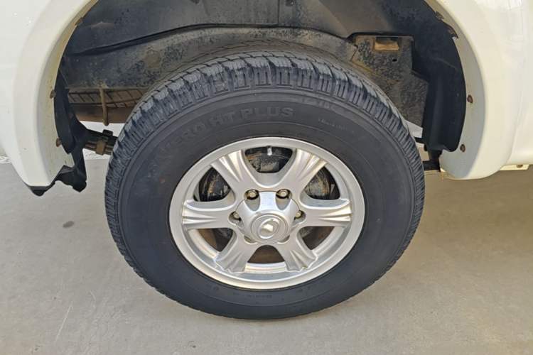 Used Great Wall Wingle 5 2017 2.4L European Version Gasoline Two-Wheel Drive Entry-Level Big Double Cab 4G69S4N Right Rear Wheel Hub