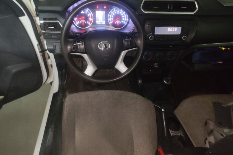 Used Great Wall Wingle 5 2017 2.4L European Version Gasoline Two-Wheel Drive Entry-Level Big Double Cab 4G69S4N Steering Wheel