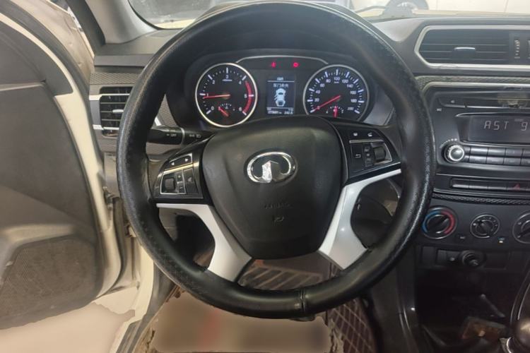 Used Great Wall Wingle 5 2017 2.0T European Version Diesel Two-Wheel Drive Advanced Large Double-Cab GW4D20E Steering Wheel