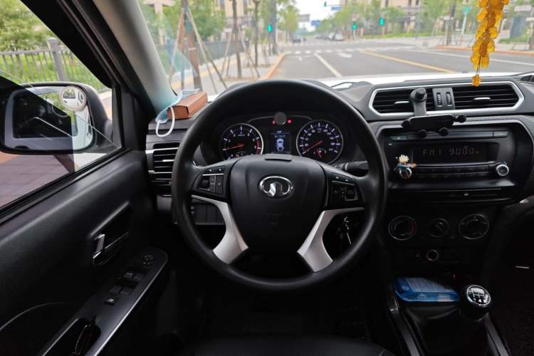 Used Great Wall Wingle 5 2017 2.4L European Version Gasoline Two-Wheel Drive Entry-Level Small Double-Cab 4G69S4N Steering Wheel