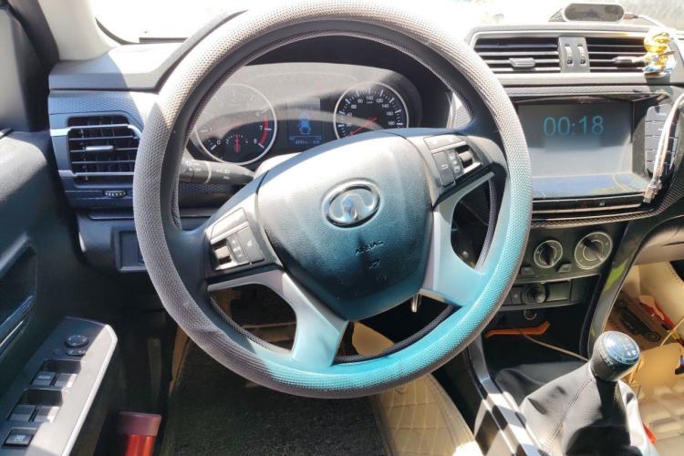 Used Great Wall Wingle 5 2017 2.4L European Version Gasoline Two-Wheel Drive Entry-Level Small Double-Cab 4G69S4N Steering Wheel