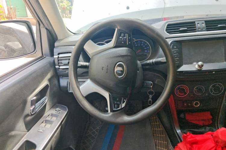 Used Great Wall Wingle 5 2017 2.4L European-spec Gasoline 2WD Elite Model with Big Double Cab – 4G69S4N Steering Wheel