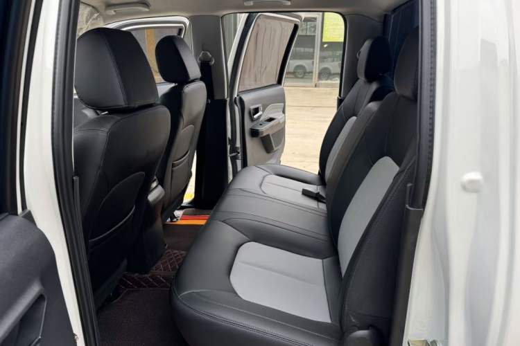 Used Great Wall Wingle 5 2017 2.0T European-spec Diesel Two-Wheel-Drive Entry-Level Big Double-Cab GW4D20D Trunk