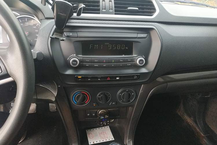 Used Great Wall Wingle 5 2020 2.0T Diesel 4x4 Elite Version Big Double Cab China VI Emission Standard GW4D20M Audio And AC Panel