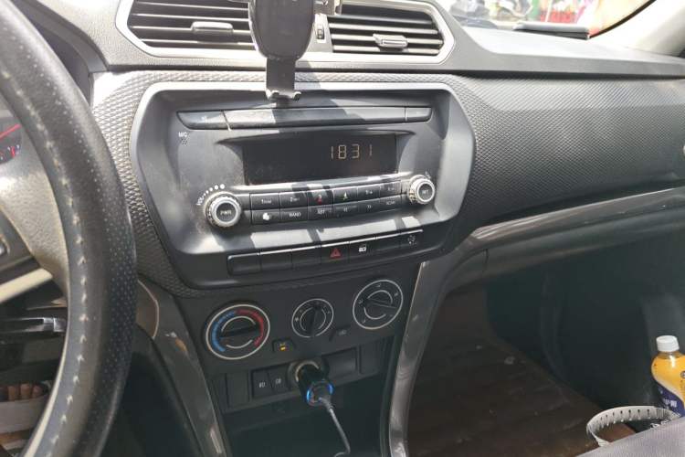 Used Great Wall Wingle 5 2021 2.0T Diesel Two-Wheel Drive Elite Version with Long Cargo Bed China VI Emission Standard GW4D20M Audio And AC Panel
