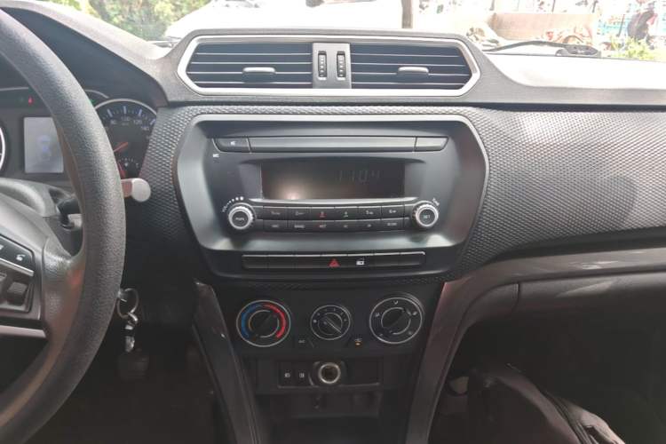 Used Great Wall Wingle 5 2021 2.4L Gasoline Two-Wheel-Drive Progressive Version Big Double Cab China VI Emission Standard 4K22D4M Audio And AC Panel