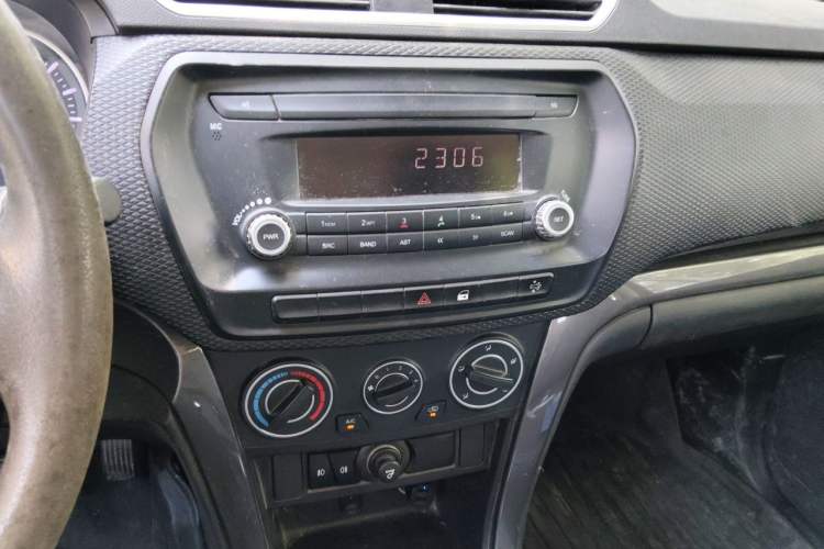 Used Great Wall Wingle 5 2021 2.0T Diesel Two-Wheel Drive Elite Version Big Double Cab China VI Standard GW4D20M Audio And AC Panel