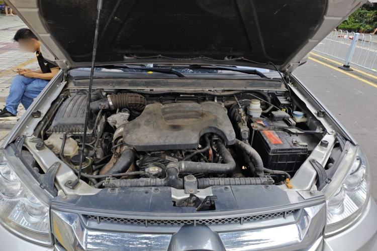 Used Great Wall Wingle 5 2021 2.0T Diesel Two-Wheel Drive Elite Version with Long Cargo Bed China VI Emission Standard GW4D20M Engine Bay
