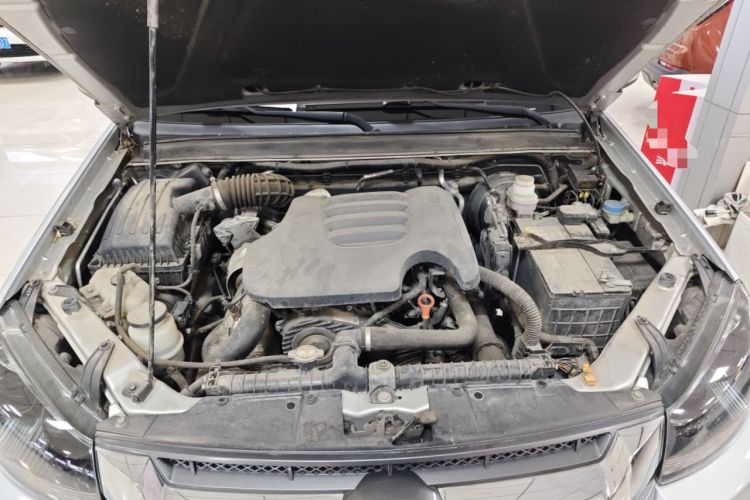 Used Great Wall Wingle 5 2021 2.0T Diesel Two-Wheel Drive Elite Version with Flat Bed Cargo Box China VI Emission Standard GW4D20M Engine Bay
