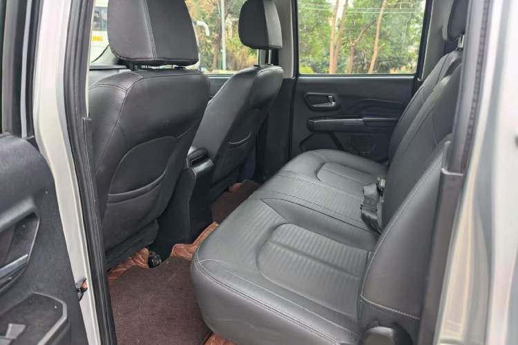 Used Great Wall Wingle 5 2021 2.0T Diesel Two-Wheel Drive Elite Version with Flat Bed Cargo Box China VI Emission Standard GW4D20M Interior 3