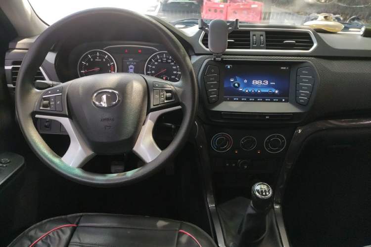 Used Great Wall Wingle 5 2023 2.4L Gasoline Two-Wheel-Drive Elite Model Flat Bed Truck Center Console
