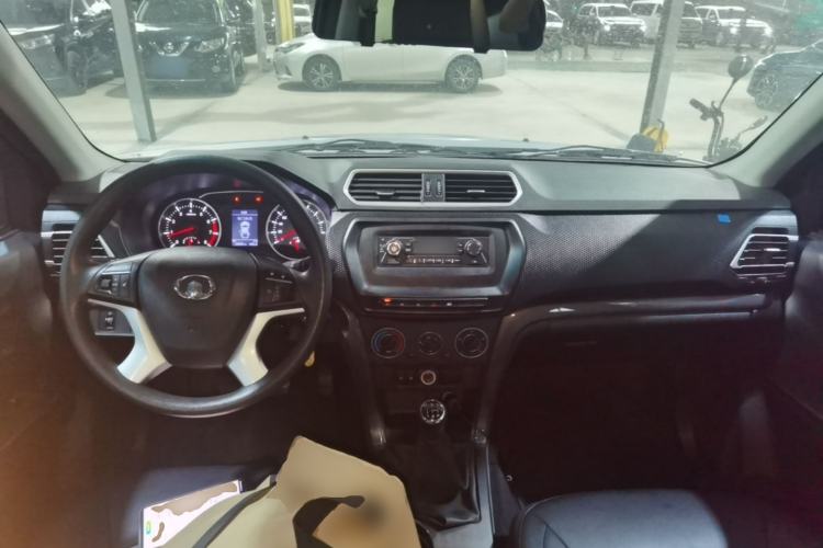 Used Great Wall Wingle 5 2023 2.4L Gasoline 4x4 Entry-Level Compact Pickup Center Console