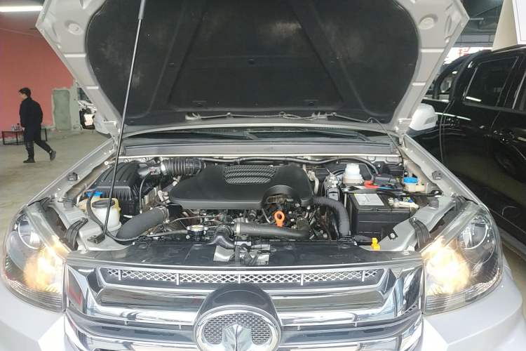 Used Great Wall Wingle 5 2023 2.0T Diesel Two-Wheel Drive Elite Flatbed Truck Engine Bay