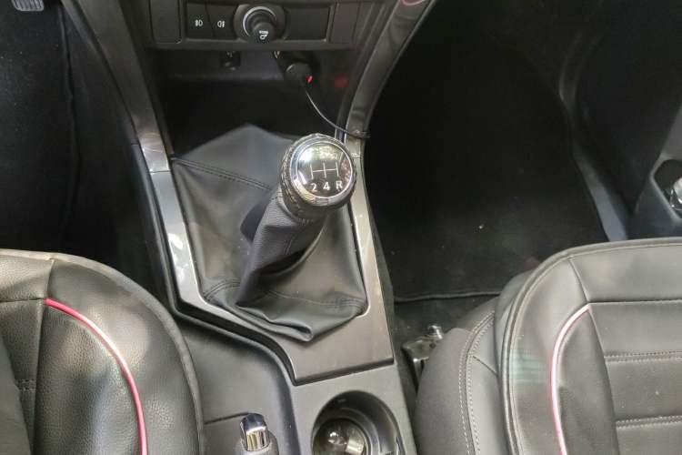 Used Great Wall Wingle 5 2023 2.4L Gasoline Two-Wheel-Drive Elite Model Flat Bed Truck Gear Lever