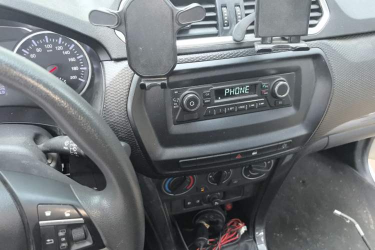 Used Great Wall Wingle 5 2023 2.0T Diesel Two-Wheel Drive Elite Flatbed Truck Audio And AC Panel