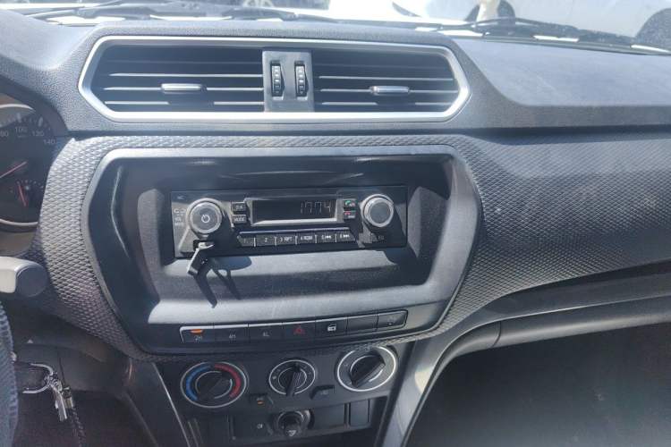 Used Great Wall Wingle 5 2023 2.0T Diesel 4x4 Entry-Level Flatbed Truck Audio And AC Panel