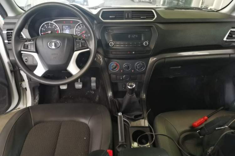 Used Great Wall Wingle 5 2023 "Ganfan" Version 1.5T Gasoline Two-Wheel-Drive Advanced Trim with Long Cargo Bed Interior 2