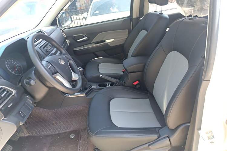 Used Great Wall Wingle 5 2023 2.4L Gasoline Two-Wheel-Drive Entry-Level Big Double Left Front Seat