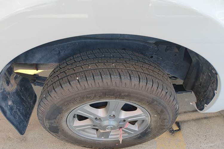 Used Great Wall Wingle 5 2023 "Dry Meal" Version 1.5T Gasoline Two-Wheel-Drive Advanced Large Double Right Rear Wheel Hub