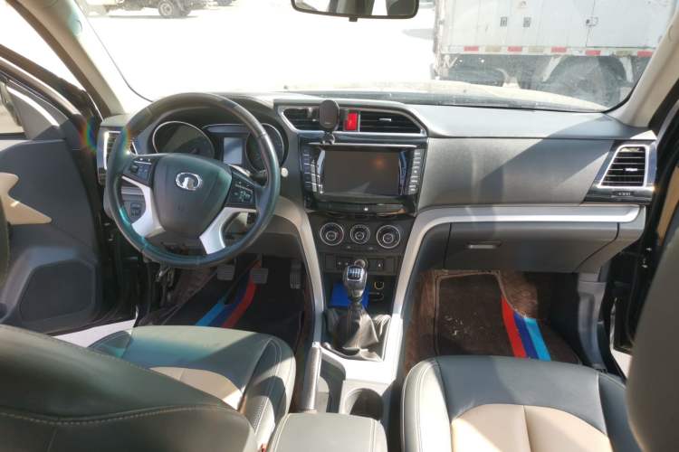 Used Great Wall Wingle 6 2014 2.0T Two-Wheel Drive Elite Version 4D20B Center Console
