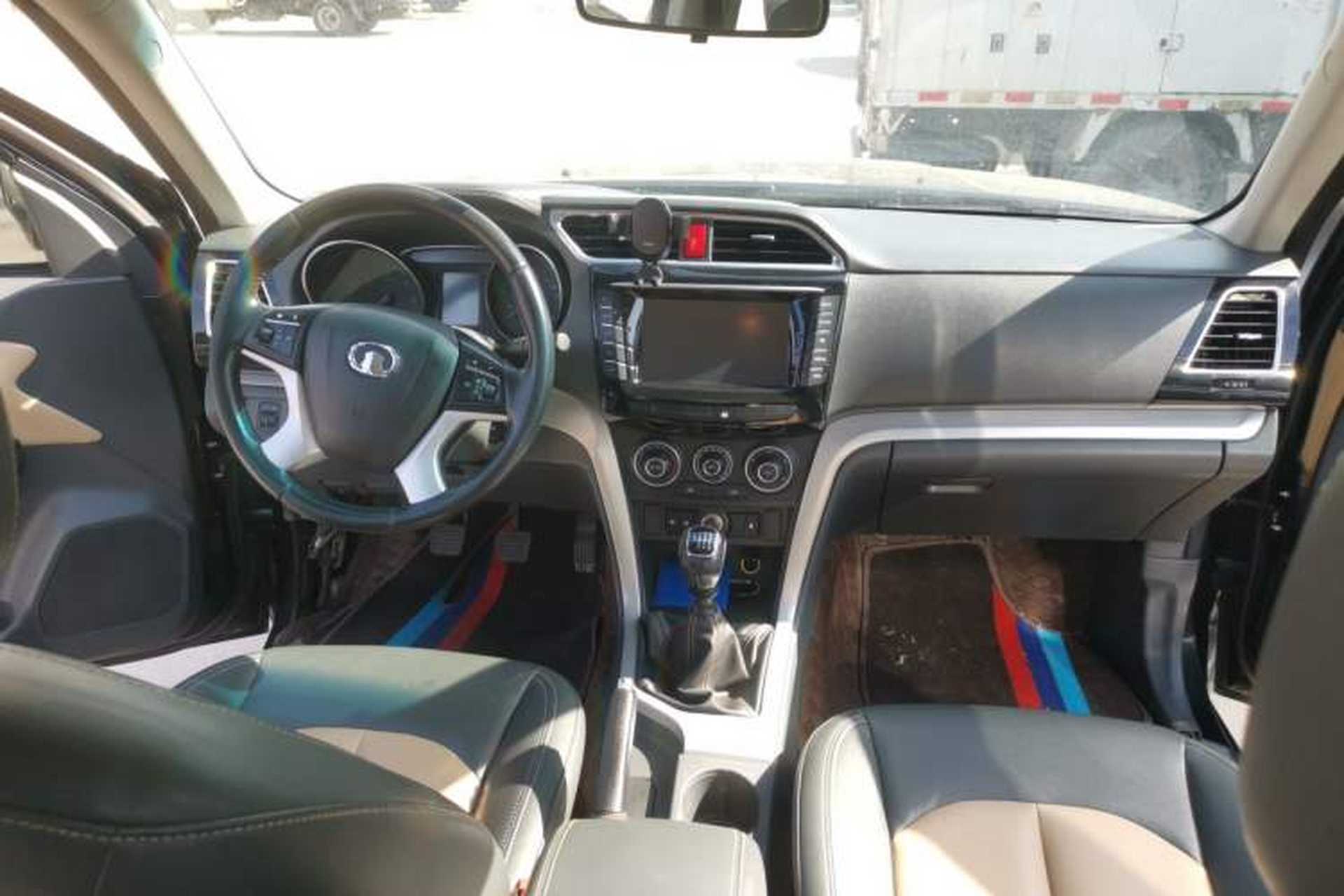 Used Great Wall Wingle 6 2014 2.0T Two-Wheel Drive Elite Version 4D20B Center Console