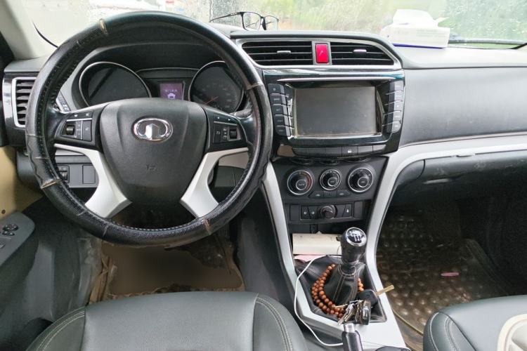 Used Great Wall Wingle 6 2014 2.0T Two-Wheel Drive Elite Version 4D20B Center Console