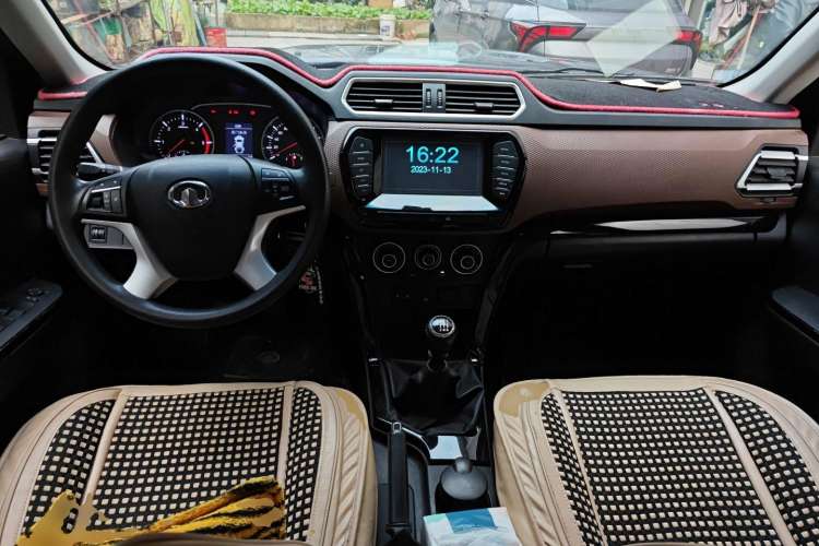 Used Great Wall Wingle 6 2014 2.0T Two-Wheel Drive Navigation Version 4D20B Center Console