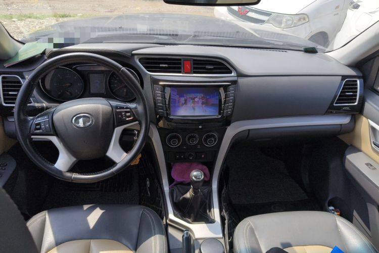 Used Great Wall Wingle 6 2014 2.0T Two-Wheel Drive Elite Version 4D20B Center Console