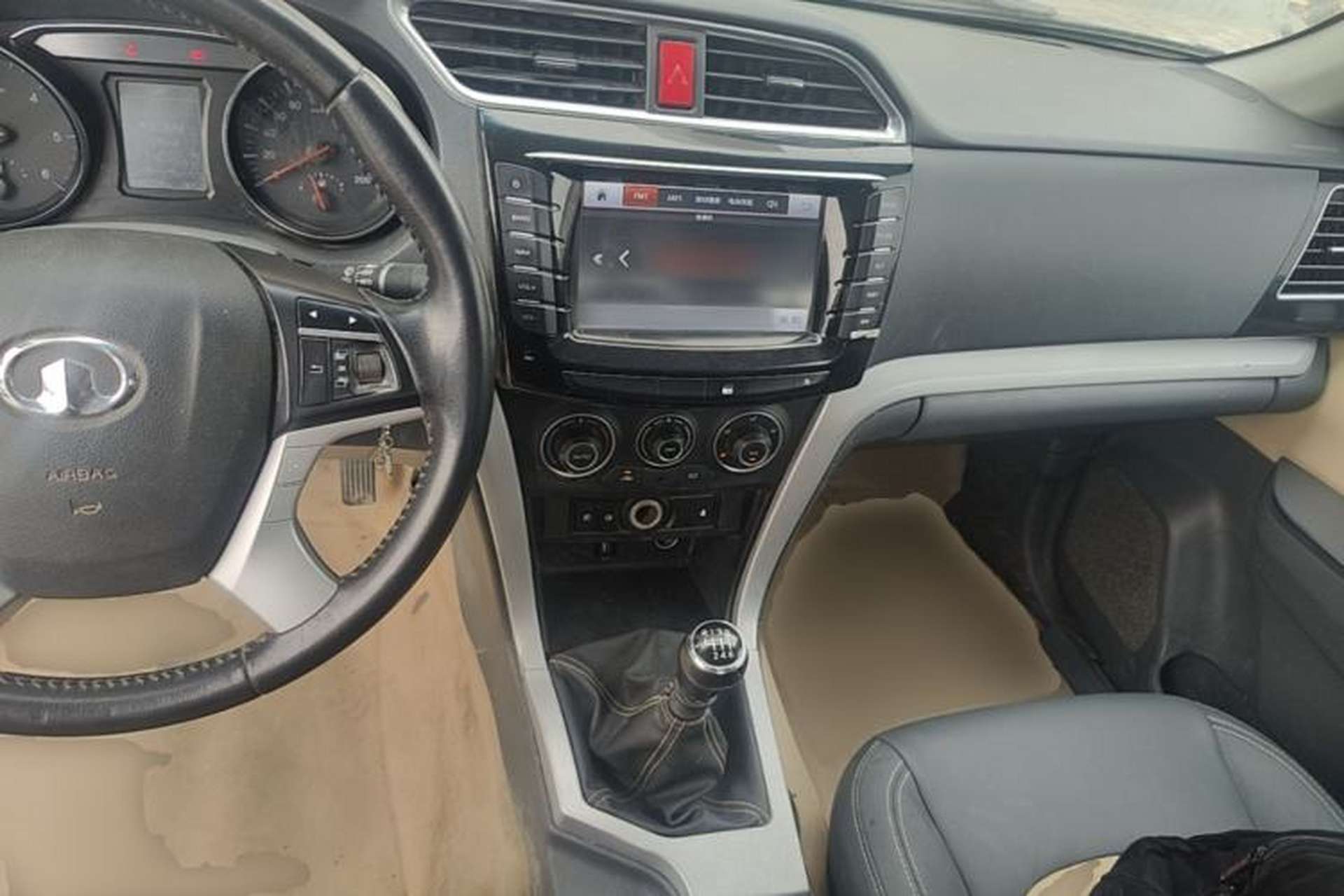 Used Great Wall Wingle 6 2014 2.0T Two-Wheel Drive Navigation Version 4D20B Center Console