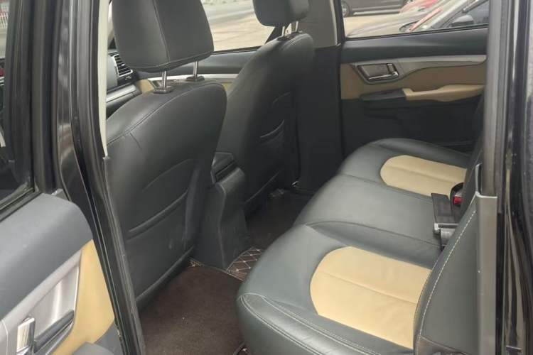 Used Great Wall Wingle 6 2014 2.0T Two-Wheel Drive Navigation Version 4D20B Interior 3