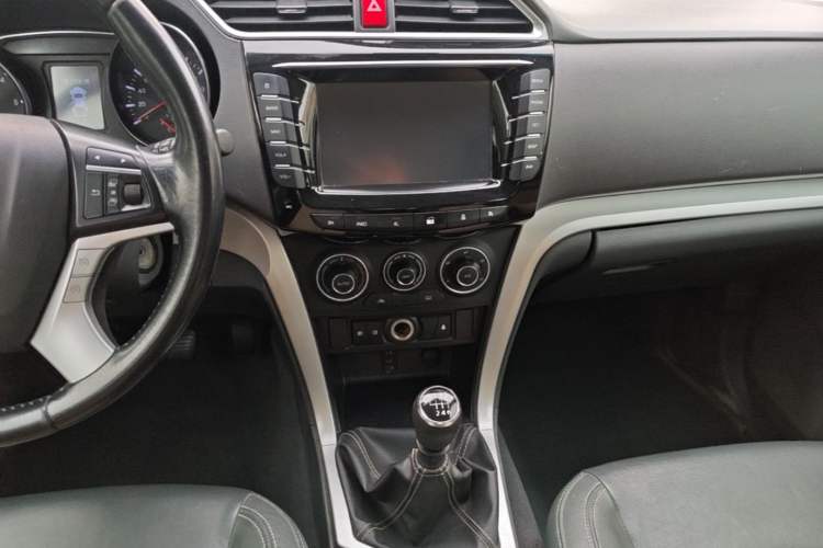 Used Great Wall Wingle 6 2014 2.0T Four-Wheel Drive Navigation Version 4D20B Audio And AC Panel