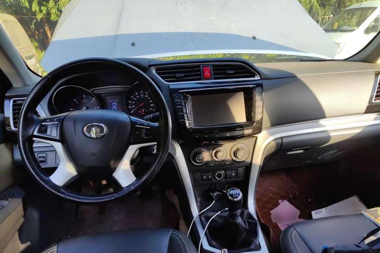 Used Great Wall Wingle 6 2014 2.0T Four-Wheel Drive Elite Version 4D20B Center Console