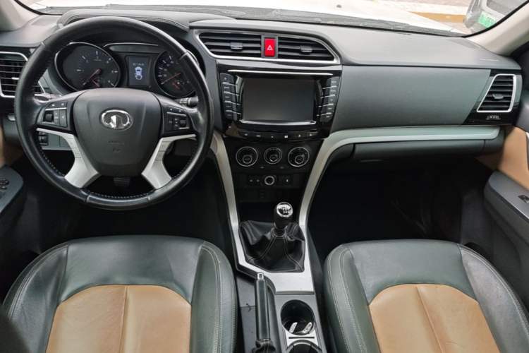 Used Great Wall Wingle 6 2014 2.0T Four-Wheel Drive Navigation Version 4D20B Center Console