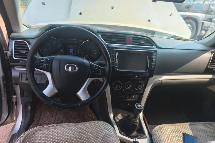 Used Great Wall Wingle 6 2014 2.0T Two-Wheel Drive Elite Version 4D20B Center Console