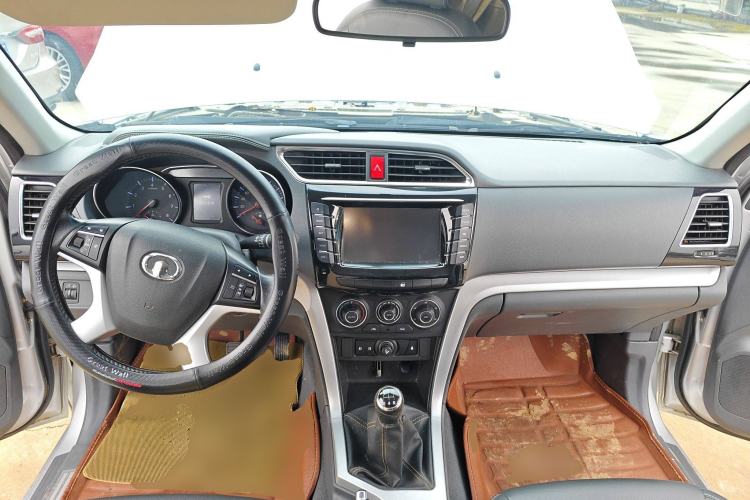 Used Great Wall Wingle 6 2014 2.4L Two-Wheel Drive Elite Version 4G69 Center Console