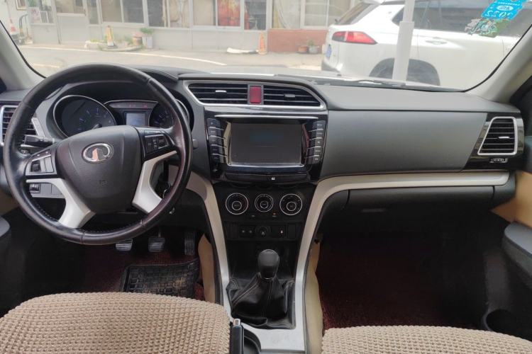 Used Great Wall Wingle 6 2014 2.4L Two-Wheel Drive Elite Version 4G69 Center Console
