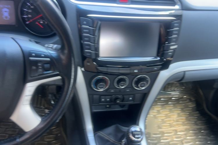 Used Great Wall Wingle 6 2014 2.0T Two-Wheel Drive Navigation Version 4D20B Interior 4