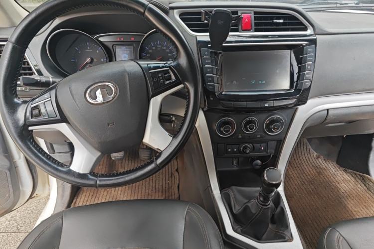 Used Great Wall Wingle 6 2014 2.0T Two-Wheel Drive Elite Version 4D20B Center Console