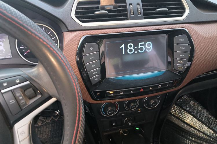 Used Great Wall Wingle 6 2017 2.0T Diesel 4x4 Elite Version 4D20D Audio And AC Panel