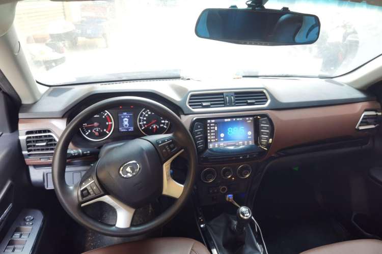 Used Great Wall Wingle 6 2017 2.0T Diesel Two-Wheel Drive Elite Version 4D20D Center Console