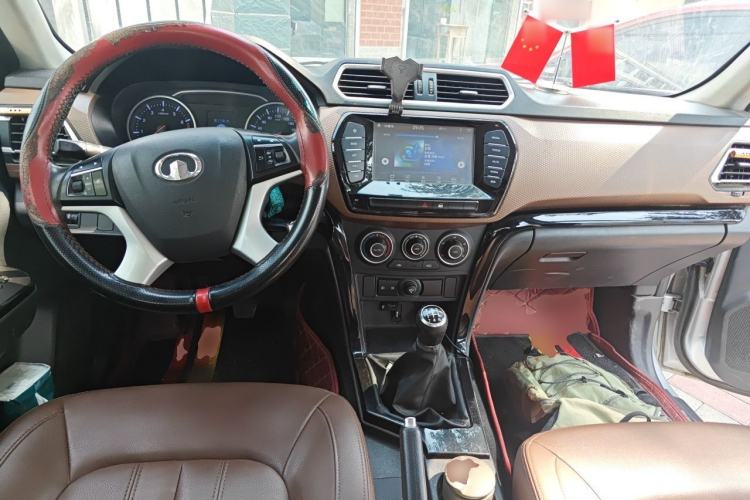 Used Great Wall Wingle 6 2017 2.4L Gasoline Two-Wheel Drive Elite Version 4G69 Center Console