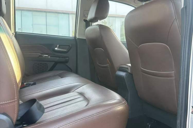Used Great Wall Wingle 6 2017 2.4L Gasoline Two-Wheel Drive Elite Version 4G69 Interior 7