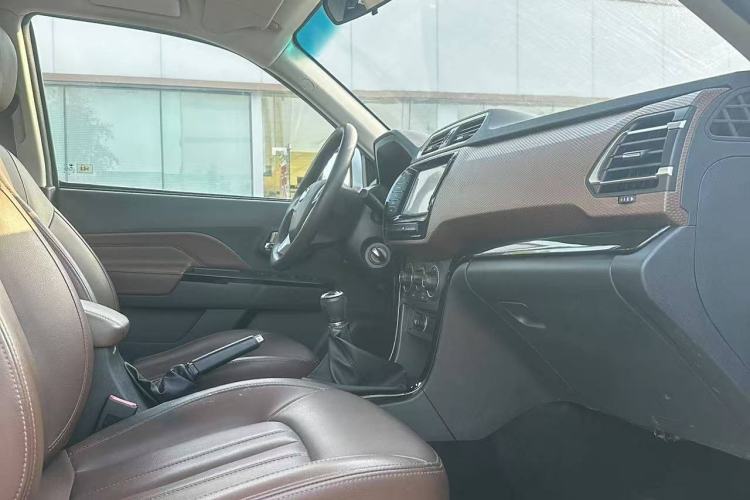 Used Great Wall Wingle 6 2017 2.4L Gasoline Two-Wheel Drive Elite Version 4G69 Interior 8