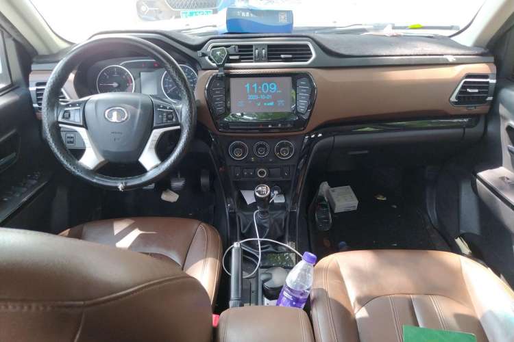 Used Great Wall Wingle 6 2017 2.0T Diesel Two-Wheel Drive Navigation Version 4D20D Center Console