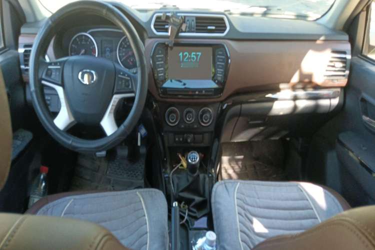 Used Great Wall Wingle 6 2017 2.4L Gasoline Two-Wheel Drive Elite Version 4G69 Center Console
