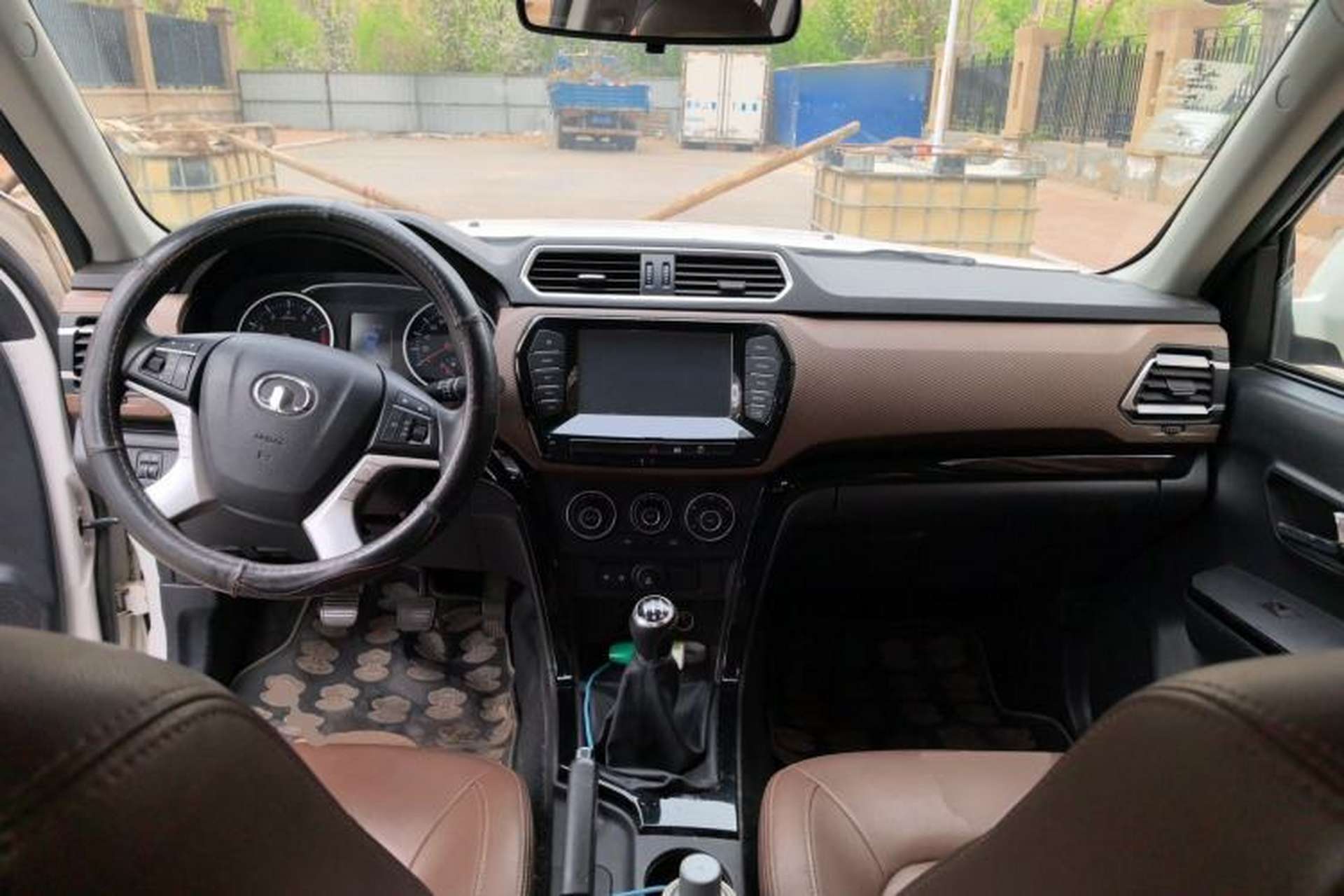 Used Great Wall Wingle 6 2017 2.4L Gasoline Two-Wheel Drive Elite Version 4G69 Center Console