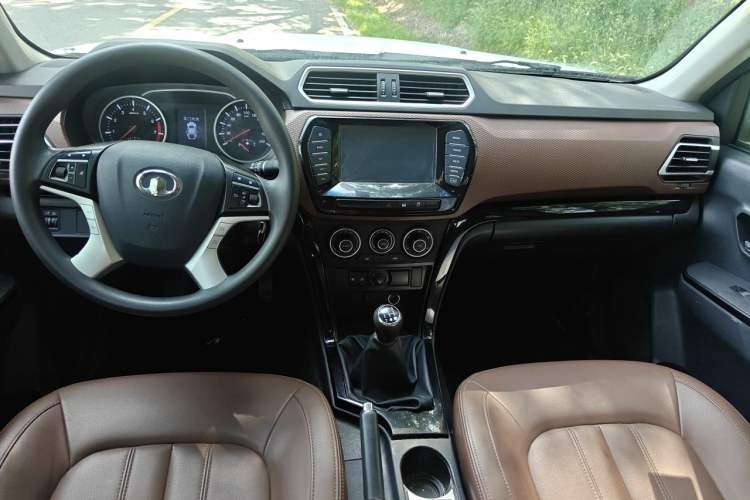 Used Great Wall Wingle 6 2017 2.4L Gasoline Two-Wheel Drive Elite Version 4G69 Center Console