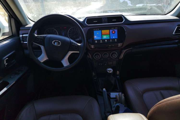 Used Great Wall Wingle 6 2017 2.4L Gasoline Two-Wheel Drive Elite Version 4G69 Center Console