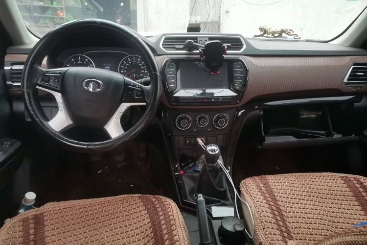 Used Great Wall Wingle 6 2017 2.4L Gasoline Two-Wheel Drive Elite Version 4G69 Center Console