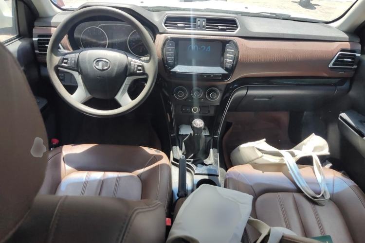 Used Great Wall Wingle 6 2017 2.4L Gasoline Two-Wheel Drive Elite Version 4G69 Center Console
